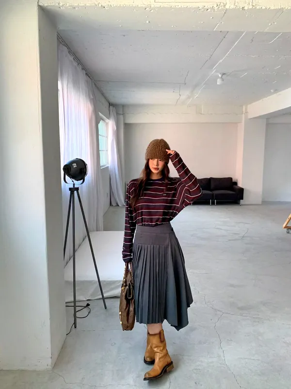 Elegant and Versatile Women's Midi Skirt, Lightweight and Flowing for Any Occasion