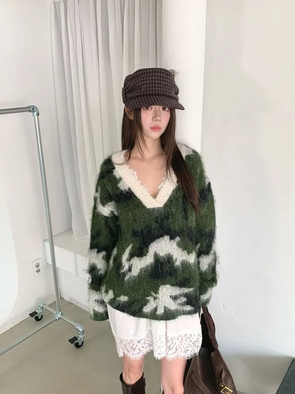 Fashionable Plush Spliced V-Neck Sweater
