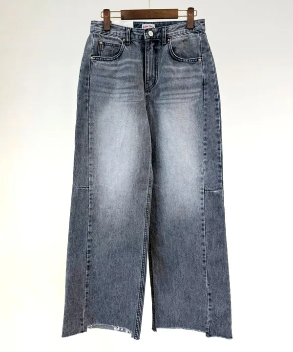 Fashionable Loose High-Waisted Jeans for an Elegant Look