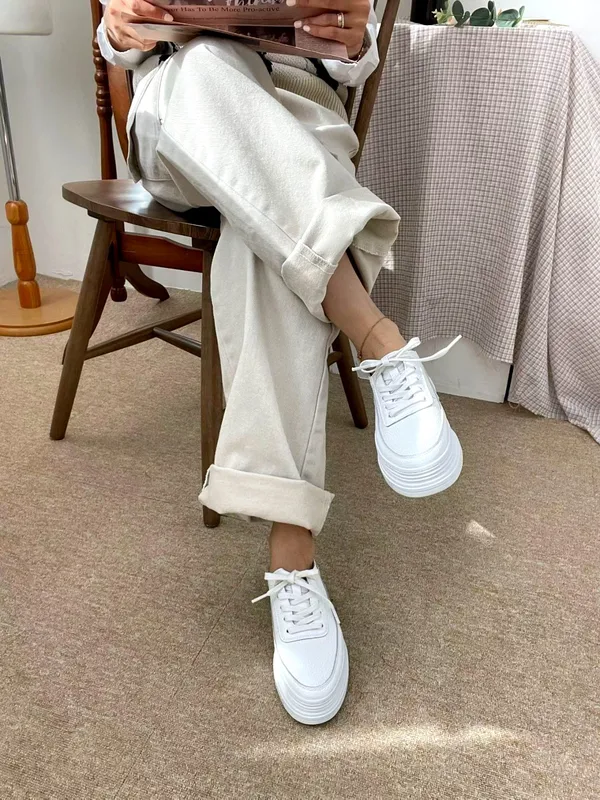 Stylish Versatile Women's Shoes - Comfortable Casual Apm Luxe B1 Floor 110 RILLA Apm Luxe B1층110호 RILLA(릴라) no 8032 size 225~250 굽높이 4cm 38000원 블랙 화이트 천연소가죽 주문1등! 리오더 입고되었어요!! 통굽 스타일의 스니커즈로 귀여움과 스포티함 모두 가지고 있는 트랜디한 디자인입니다. 천연가죽인 만큼 퀄리티짱 착용감짱!!
