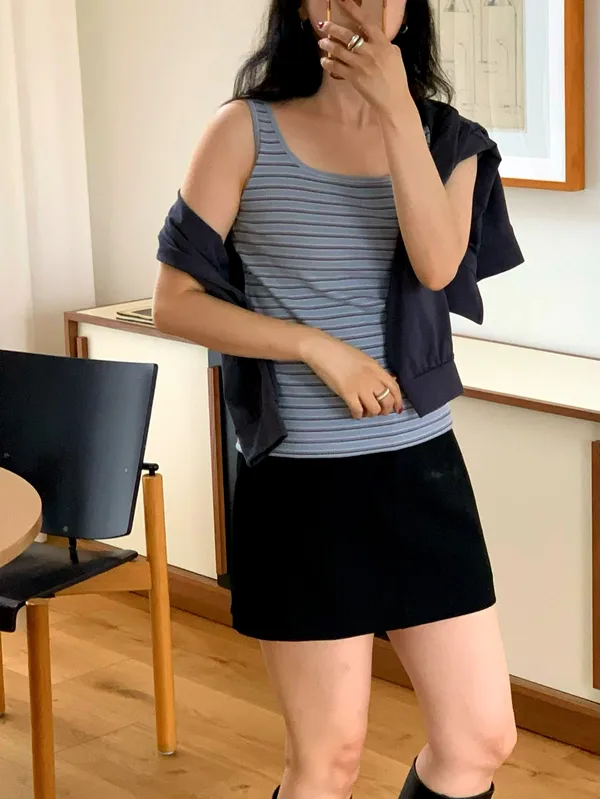 Minimalist Striped Women's Top - Comfortable and Breathable for Perfect Summer Outfits