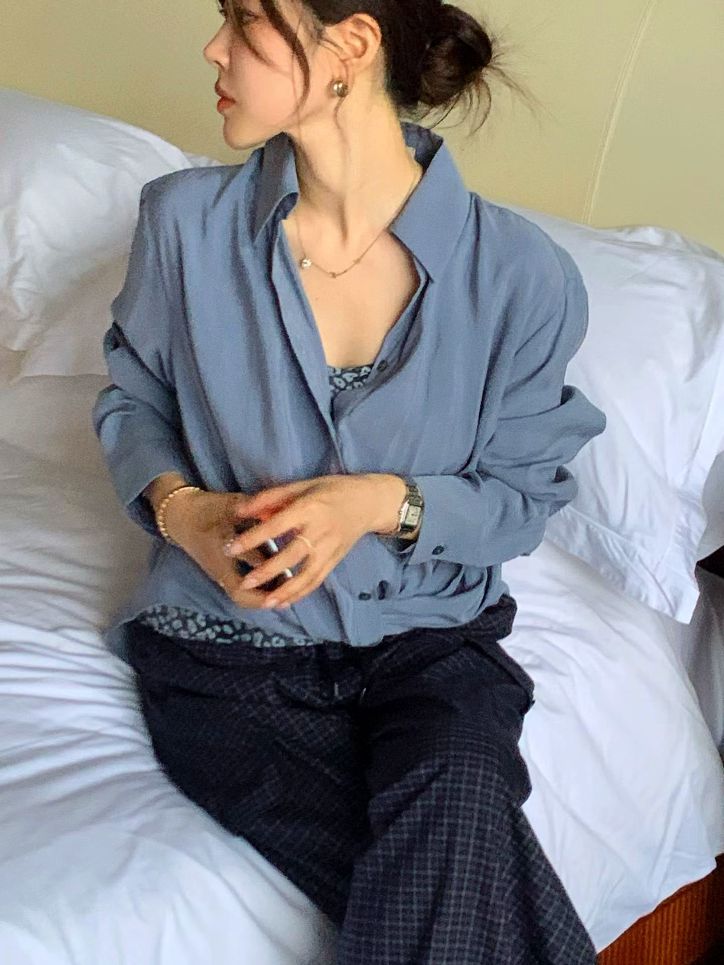 상쾌한 블루 여성용 탑, 편안하고 통기성이 뛰어나며 봄과 여름에 적합
