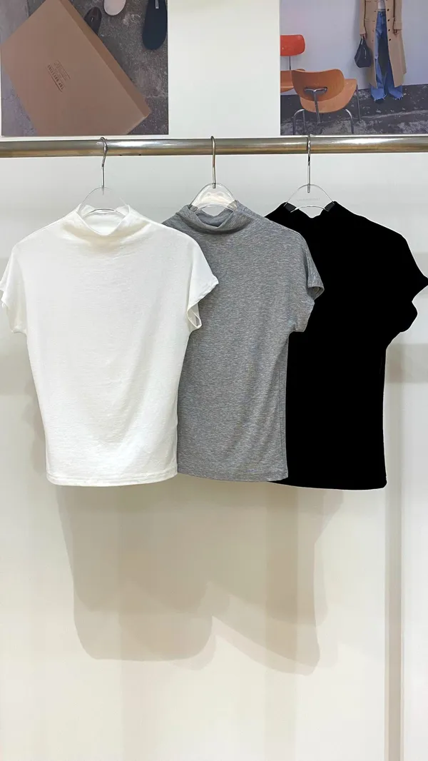 Minimalist Style Women's Top, Comfortable and Versatile
