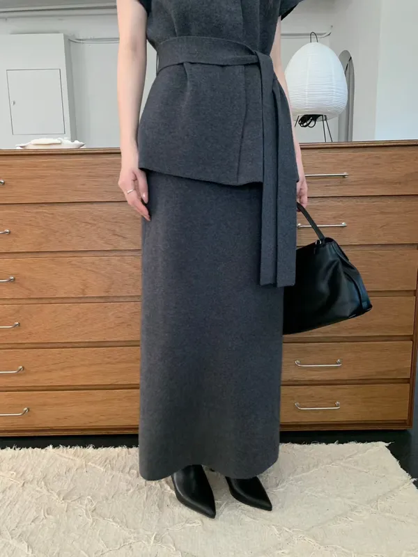 Elegant Long Dress with Minimalist Design, Perfect for Various Occasions