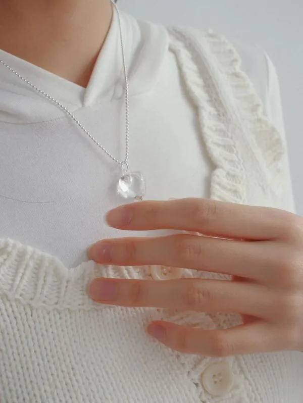 Elegant Crystal Pendant Necklace - A Touch of Fashion