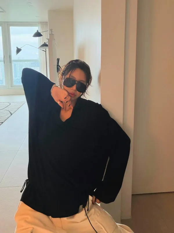 寬松休閒女裝上衣，時尚百搭