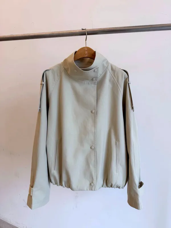 Stylish and Minimalist Women's Jacket, Lightweight and Comfortable for Spring and Autumn Outfits