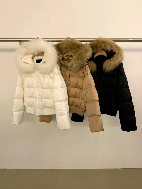 Fashionable Warm Women's Jacket with Elegant Fur Collar Design