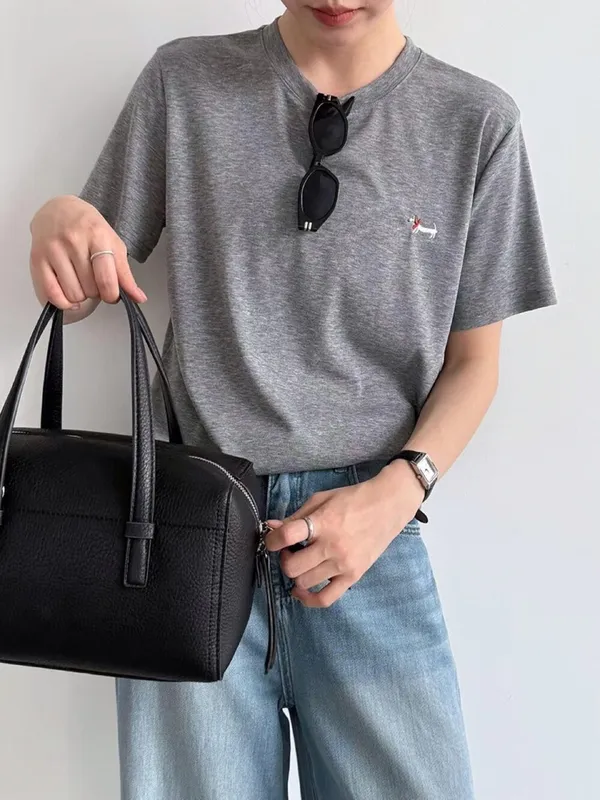 T-Shirt Gray Minimalis, Selesa dan Serbaguna untuk Pakaian Seharian