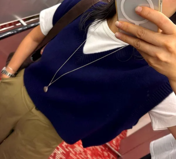 Stylish V-Neck Knit Top - Comfortable and Versatile