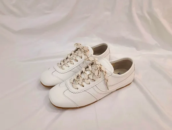 Stylish Versatile Women's Shoes - Comfortable Casual Sporty Apm Luxe B1 Floor 110 RILLA Apm Luxe B1층110호 RILLA(릴라) no 7176 size 230~250 굽높이 1.5cm(속굽 포함) 42000원 블랙 그린 실버 베이지 화이트 핑크 연브라운 진브라운 천연소가죽 스퀘어 토 디자인의 가죽 배색 컬러 믹스가 예쁜 소가죽 스니커즈에요 다양한 스타일링이 가능하고 가볍고 편안한 착용감으로 데일리하게 신기 좋아요.