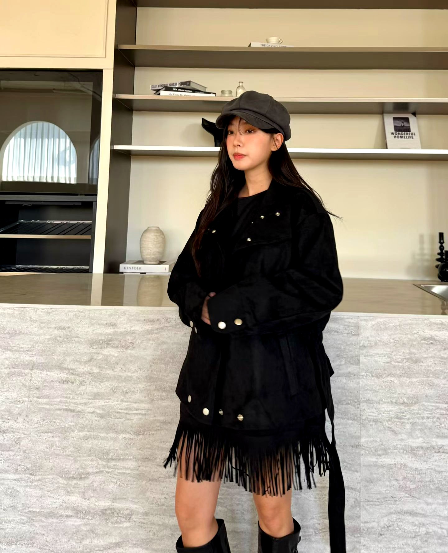 패셔너블한 블랙 여성 코트, 프린지 디자인으로 우아함 발산
