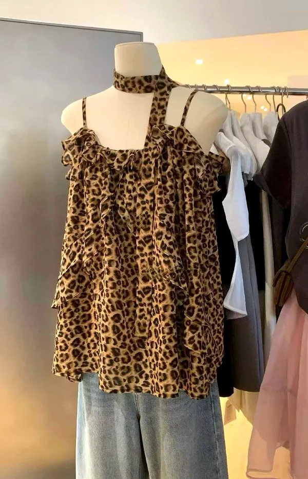 Stylish Leopard Print Sleeveless Top - Elegant and Charming