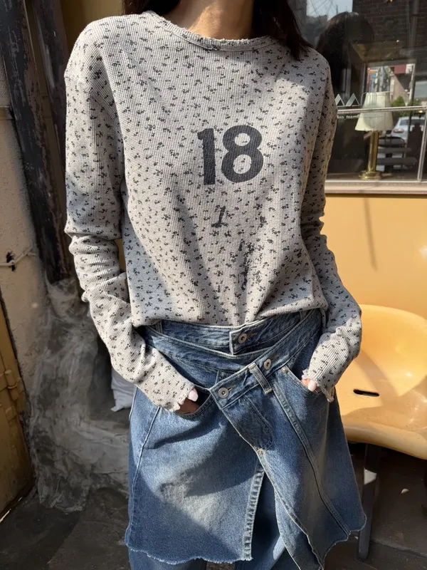 ファッショナブルなプリント長袖Tシャツ、カジュアルで万能