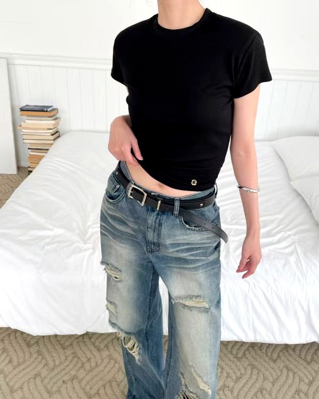 스타일리시 미니멀 블랙 반팔 티셔츠, 편안하고 활용도 높은