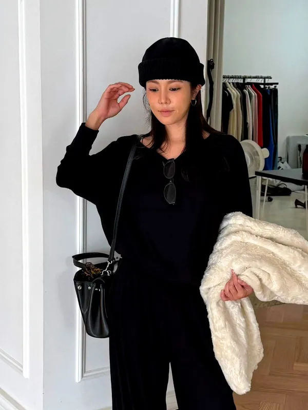 T-Shirt Lengan Panjang Hitam Bergaya Minimalis - Selesa dan Versatile