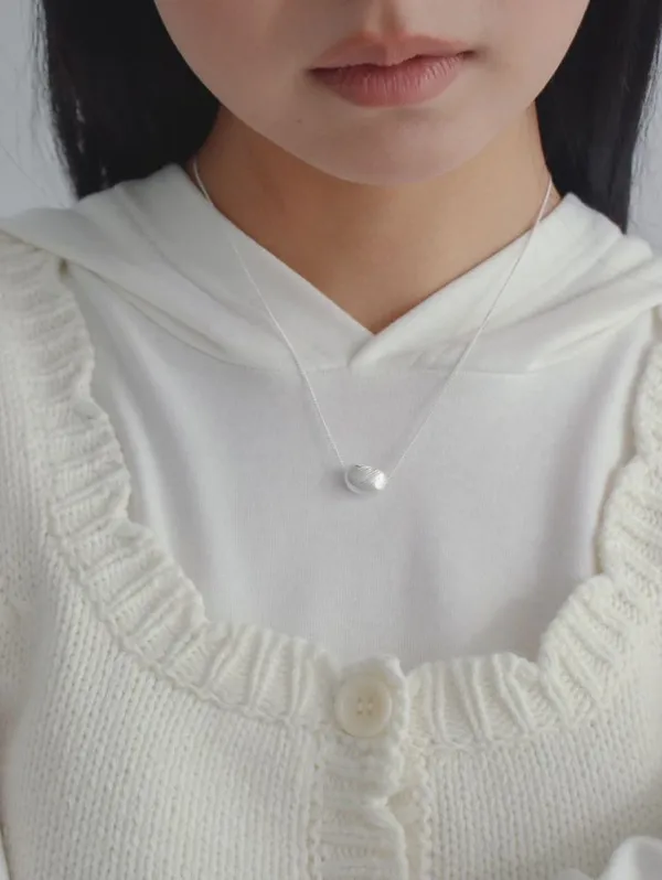 Minimalist Silver Pendant Necklace - Fashionable and Versatile