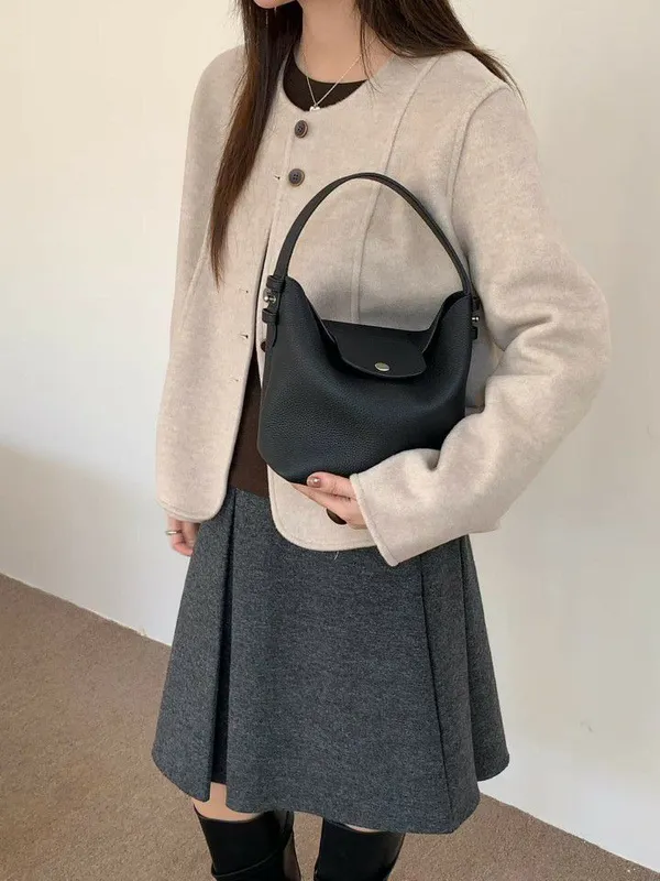 Stylish Minimalist Black Tote Bag, Elegantly Versatile