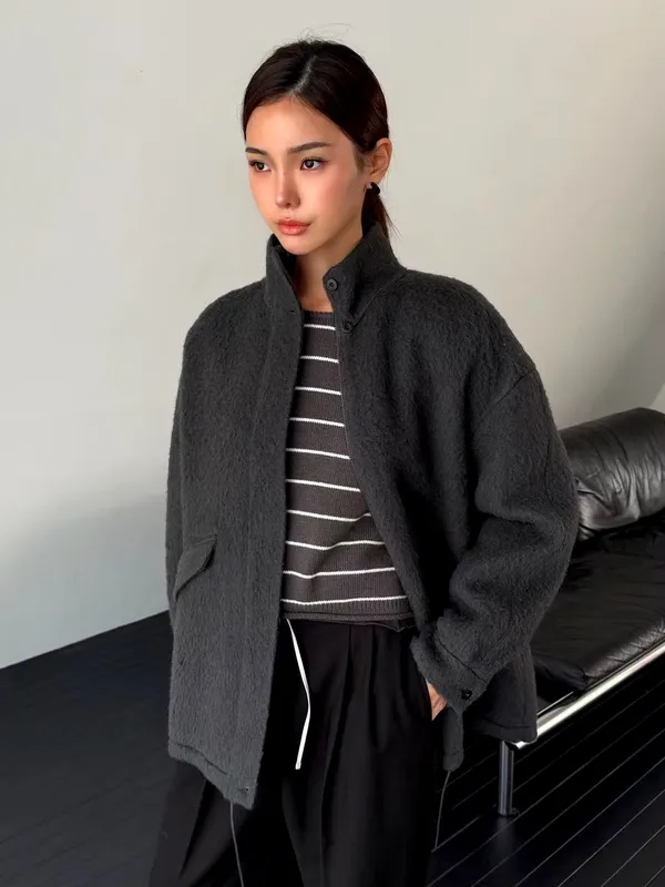 Stylish and Minimalist Women's Coat - Warm and Comfortable, Perfect for Pairing