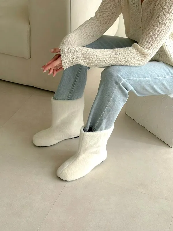 Stylish and Comfortable Women's Wool Boots - Warm and Cozy Footwear