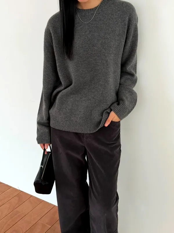 Stylish and Minimalist Gray Knit Top - Comfortable and Versatile