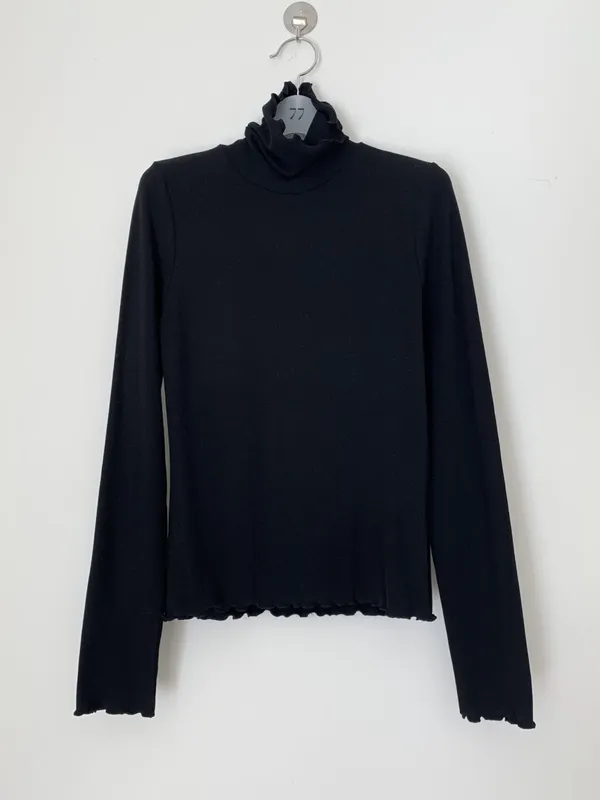 Fashionable black turtleneck long-sleeve top, elegant slim-fit design