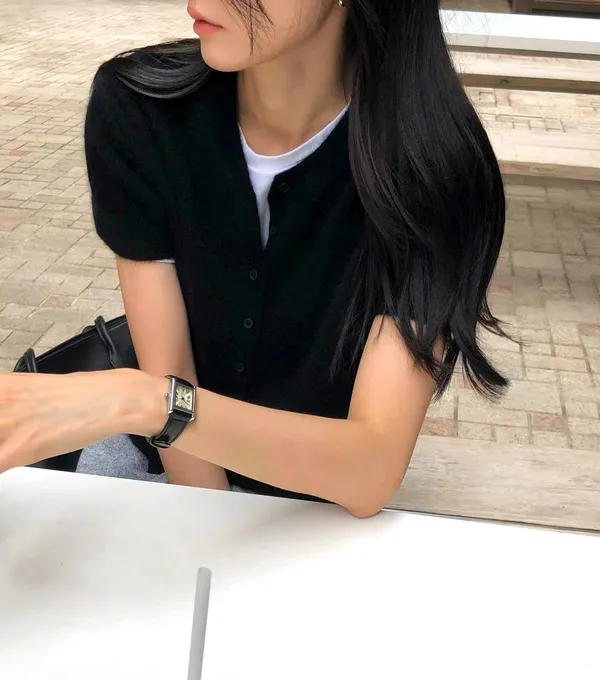 Stylish Minimalist Black Sweater, Comfortable and Versatile