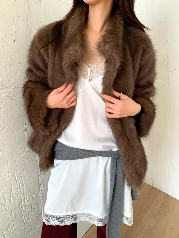 Elegant and Stylish Women's Fur Coat - Warm and Comfortable