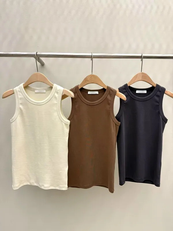 Stylish and Minimalist Women's Tank Top - Comfortable and Breathable for Perfect Summer Outfits