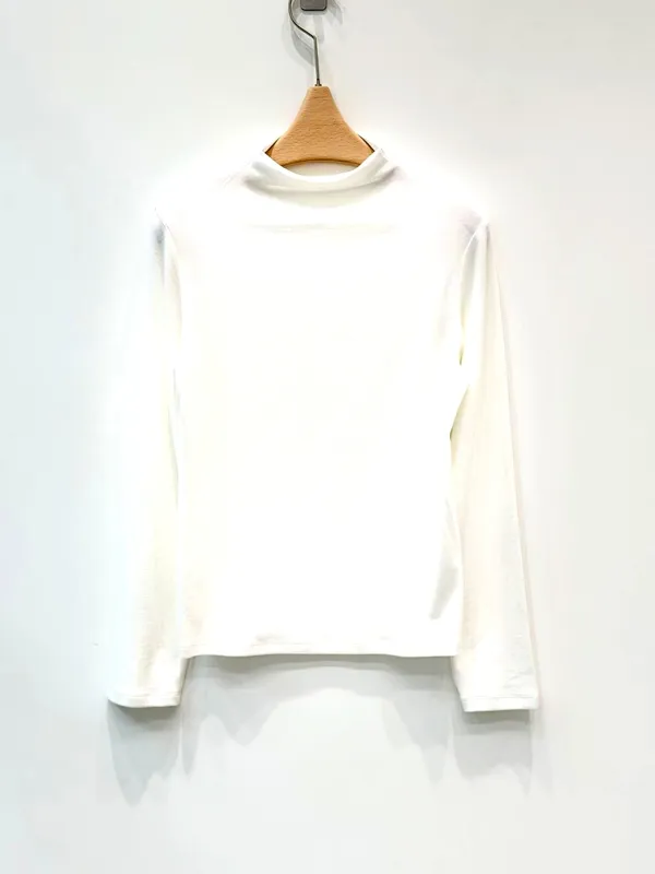 Minimalist White Long Sleeve T-Shirt - Comfortable and Versatile