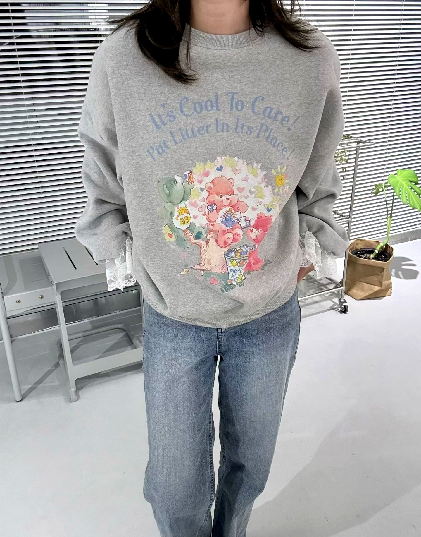 귀여운 만화 패턴의 회색 티셔츠, 편안한 캐주얼 스타일