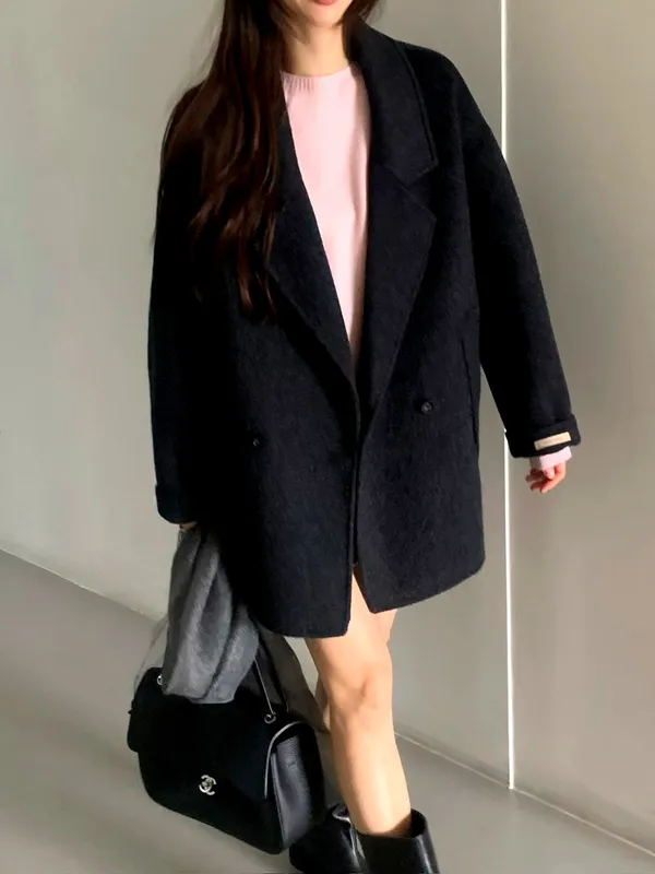 Stylish and Minimalist Women's Coat - Perfect for Any Occasion