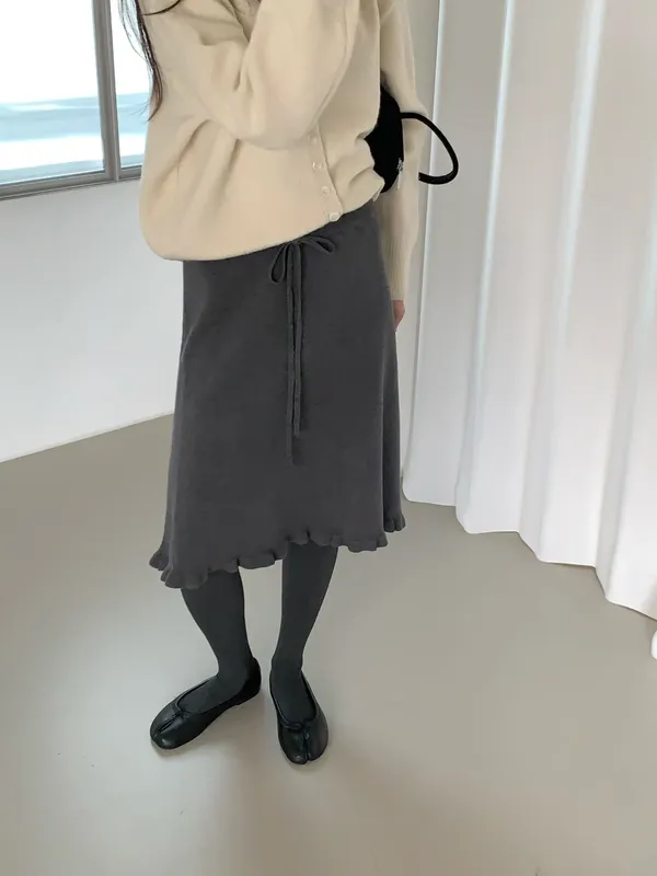 우아하고 미니멀한 미디 스커트, 부드럽고 편안한 완벽한 조합
