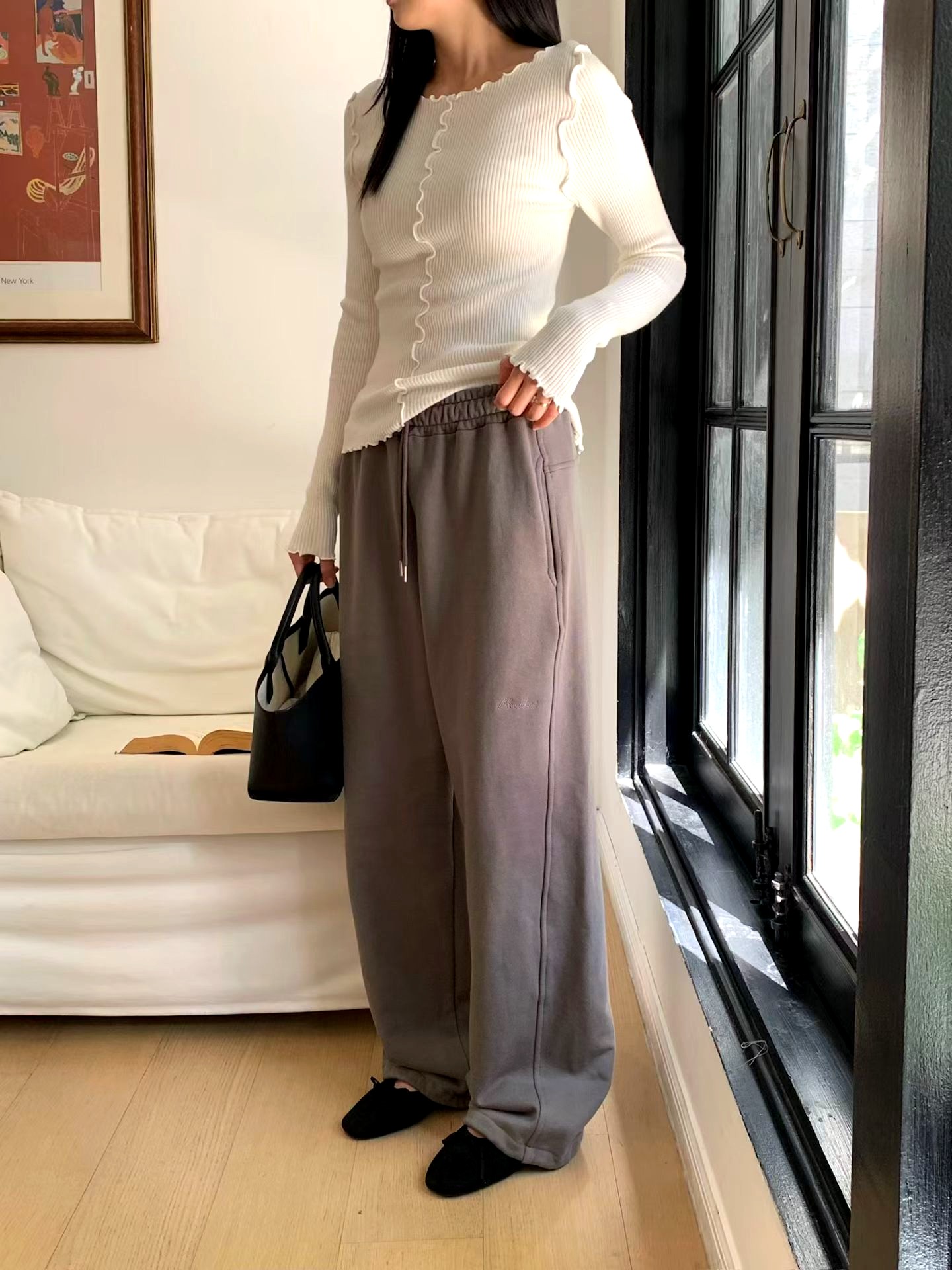 편안한 캐주얼 바지, 스타일리시한 룩을 쉽게 완성하다
