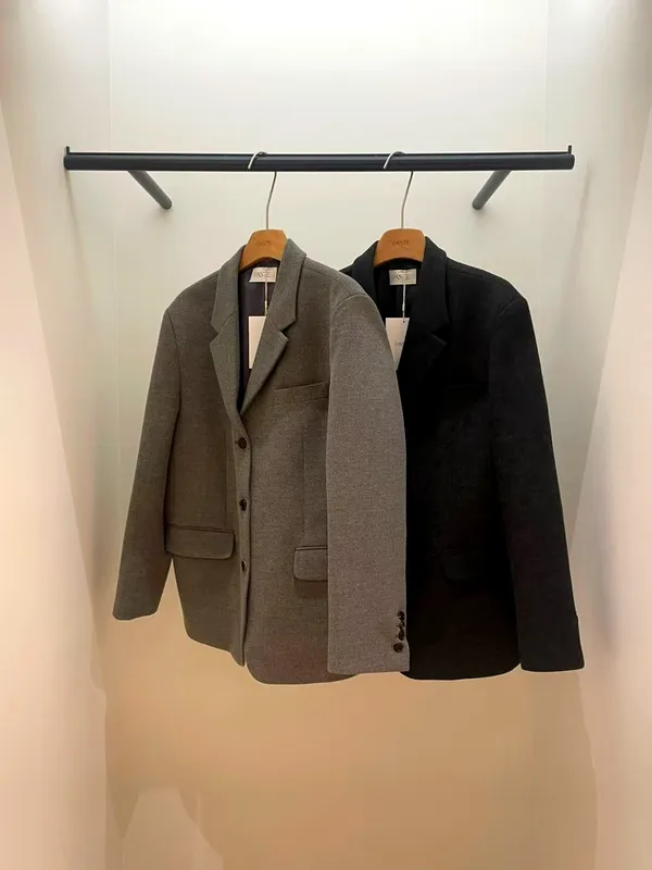 Chic and Elegant Women's Jacket, Perfect for Any Occasion