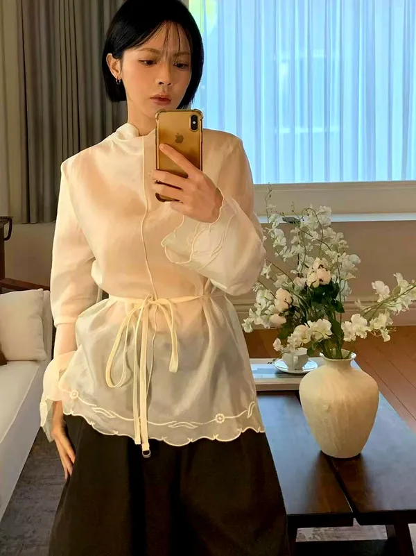 Elegant Women's Top, Lightweight and Breathable, Perfect Match