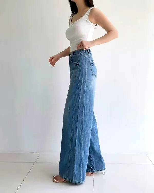 Trendy Loose-Fit Jeans: Comfortable and Versatile, a Summer Essential