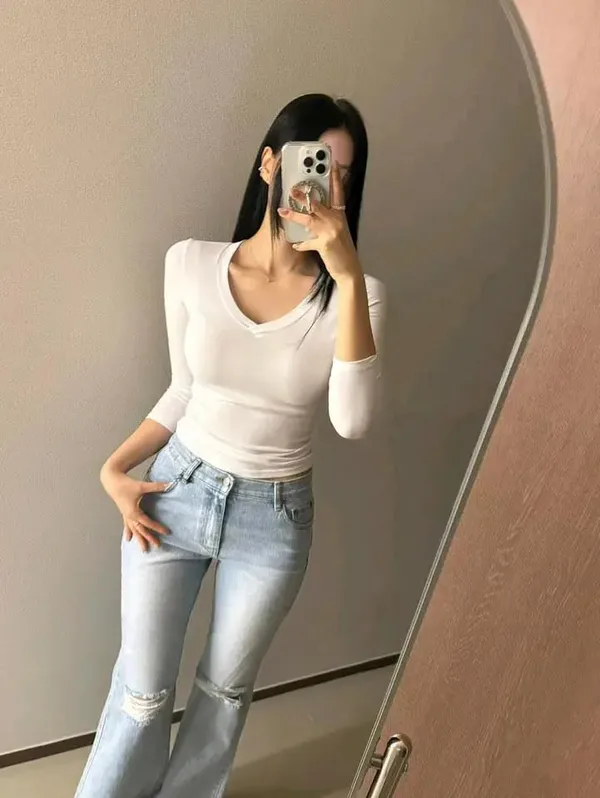 Slim-Fit Elegant White V-Neck Long Sleeve T-Shirt