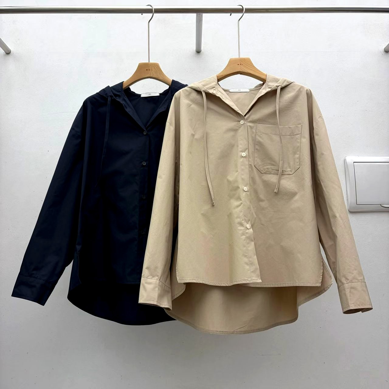 스타일리시하고 미니멀한 여성 셔츠, 편안하고 다양한 상황에 적합