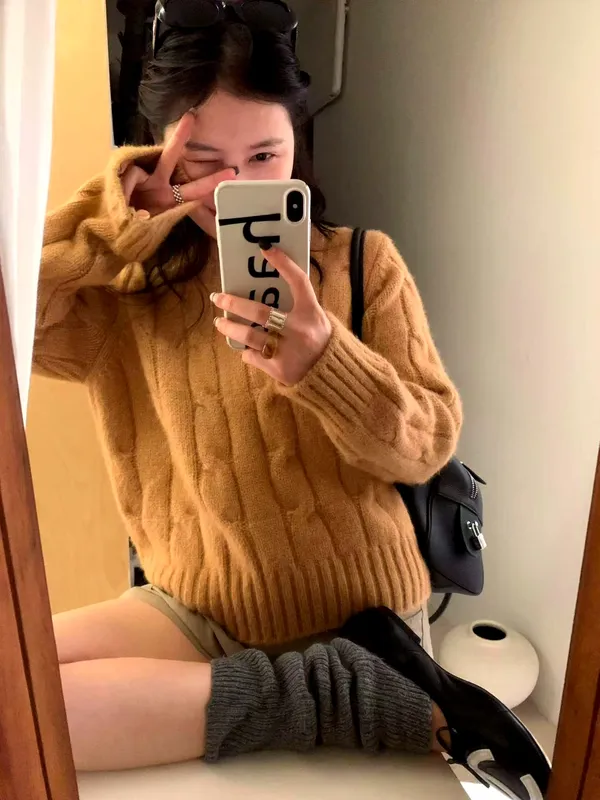 Cozy Knit Sweater: Your Essential for Autumn and Winter