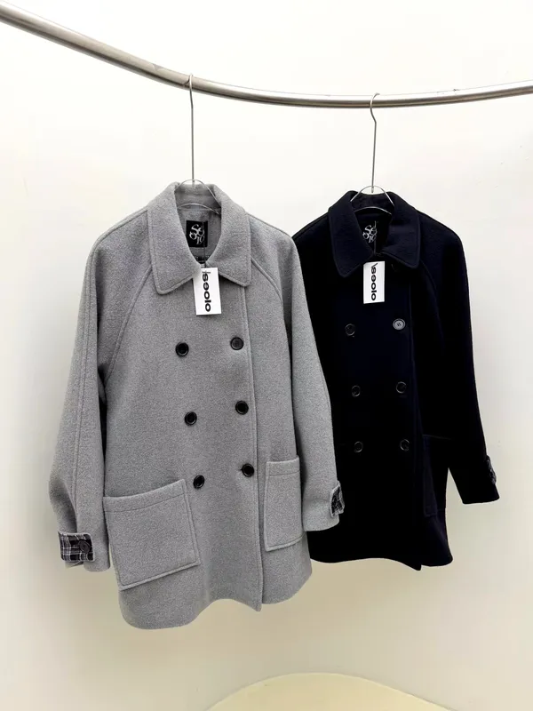 Stylish Double-Breasted Women's Coat - Elegant and Warm