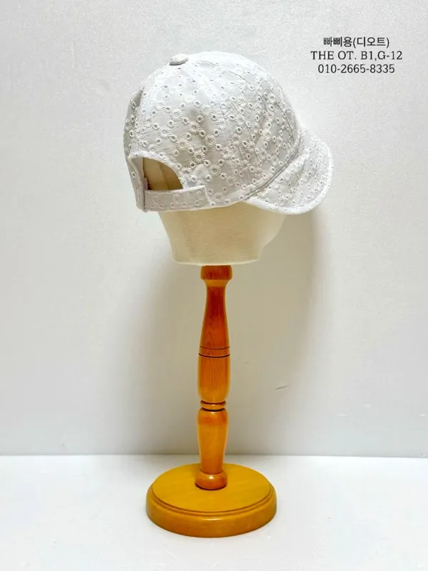 Topi Wanita Bergaya dan Versatile dalam Putih Segar, Sesuai untuk Musim Bunga dan Musim Panas