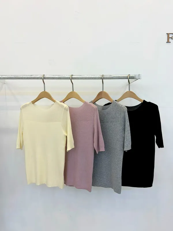 Minimalist Comfortable Women's Top, Perfect for Spring and Summer Outfits