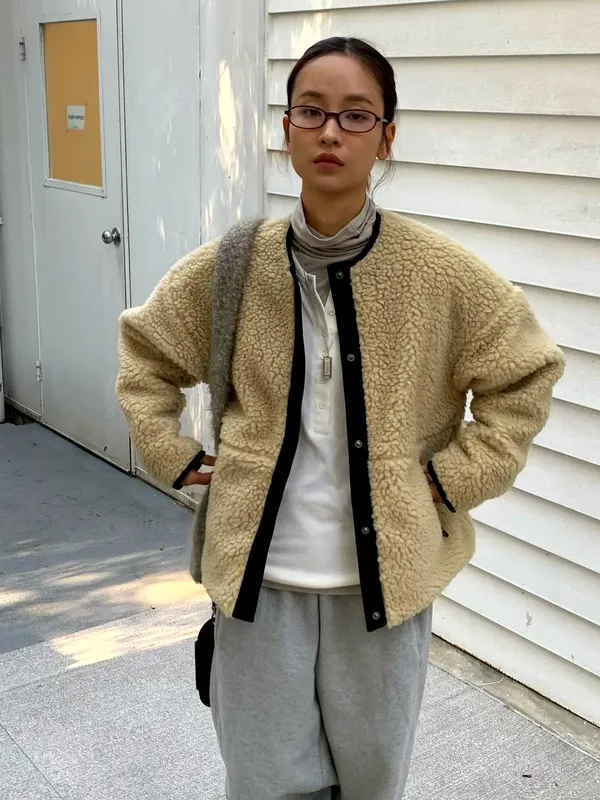 温暖舒适女装外套夹克，时尚休闲风