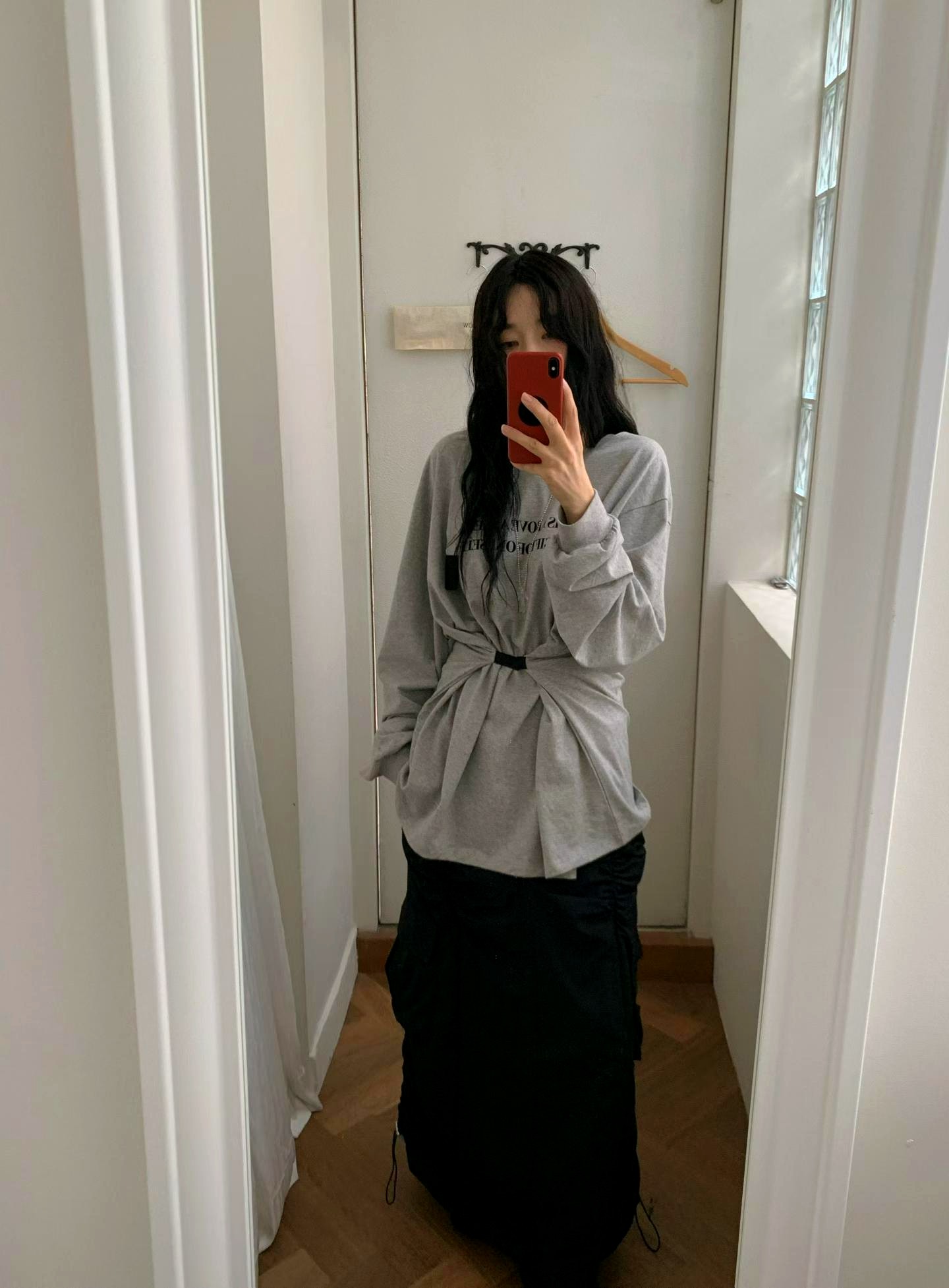 스타일리시한 캐주얼 그레이 탑, 편안하고 다재다능한