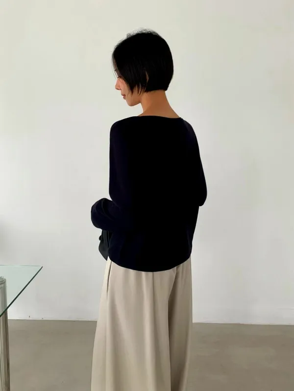 Elegant and Simple Women's Knit Top for Comfortable Wear