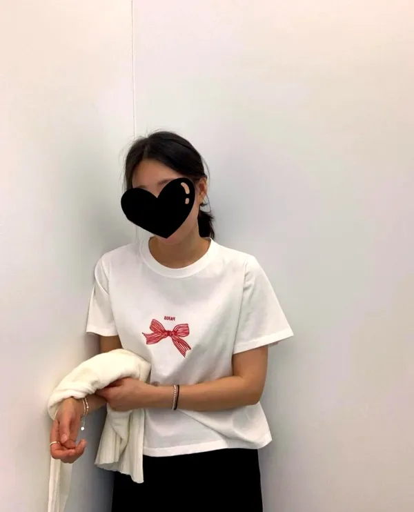Stylish Minimalist Women's T-Shirt with Red Bow Accent