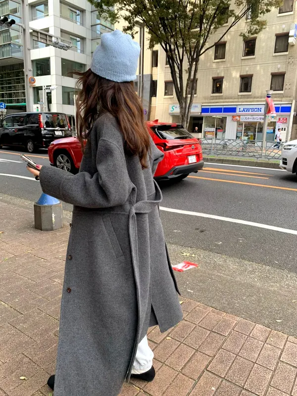 스타일리시한 회색 긴 코트 - 우아한 매력