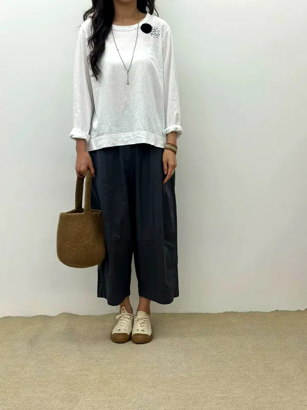 Stylish and Minimalist Women's Top - Comfortable and Versatile
