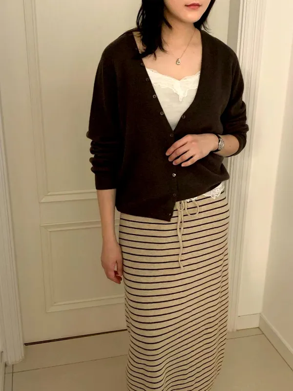 Stylish and Minimalist Women's Cardigan Top, Comfortable and Versatile